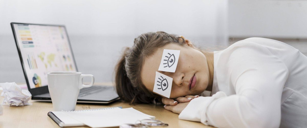 quel est le bon moment pour se reconvertirtired-businesswoman-covering-her-eyes-with-drawn-eyes-paper quel est le bon moment pour se reconvertir